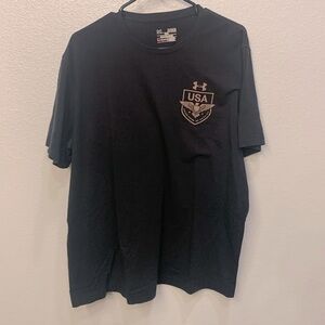 This is a men’s extra large black under armor tea